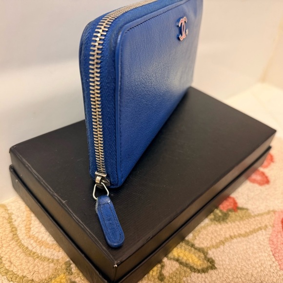 CHANEL Lucky Clover w/ Floral Printed Interior Round Zipper Long Wallet Leather - Picture 4 of 15